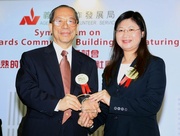 AVS Chairman Lee Jark-pui (left) presents a souvenir to the Club's Manager, Charities, Imelda Chan.

