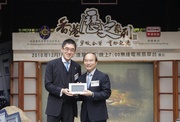Director of Broadcasting Franklin Wong (right) presents a souvenir to the Club's Executive Director, Charities, Douglas So to thank the Jockey Club!|s support which makes the second series of !DHistory of Hong Kong!| possible.