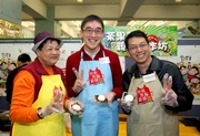 The Club!|s Executive Director, Charities, Douglas So (centre) and HKCSS Business Director Dr Timothy Chan (right) learn how to make a !Cha Kwo!L.