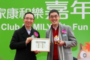 Under Secretary for Food and Health Professor Gabriel Leung (left) presents a souvenir to the Club!|s Executive Director, Charities, Douglas So (right).

