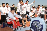 Vincent Ho competes against Yang Wei on the rowing machine.