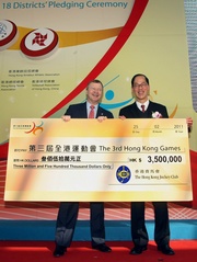 The Club's Chief Executive Officer Winfried Engelbrecht-Bresges (left) presents a cheque to Secretary for Home Affairs Tsang Tak-sing (right). Mr Engelbrecht-Bresges says the 3rd Hong Kong Games will provide a good opportunity for athletes to compete and encourage more people to establish a positive and healthy lifestyle. 