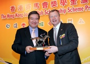 Club Chief Executive Officer Winfried Engelbrecht-Bresges (right) presents a souvenir to Hospital Authority Chairman Anthony Wu.