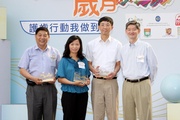 The Hong Kong Jockey Club's Executive Director, Charities, William Y Yiu (1st from right) presents souvenirs to guests at the event including Chairman of North District Council So Sai-chi (1st from left); Dental Officer of the Department of Health Dr Candy Cheung (2nd from left); Professor of the Department of Medicine & Therapeutics at the Faculty of Medicine of The Chinese University of Hong Kong, Prof Timothy Kwok (2nd from right).
