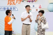 Professor of Department of Medicine & Therapeutics at the Faculty of Medicine of The Chinese University of Hong Kong, Prof Timothy Kwok (centre) and artiste Bonny Wong (right), explain the causes of periodontal disease and other common oral diseases.