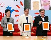 Club Deputy Chairman T Brian Stevenson (right) makes the handprint together with Under Secretary for Home Affairs Florence Hui (left), Chairman of the 5th East Asian Games Planning Committee Timothy Fok.