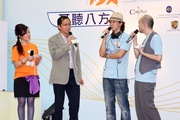 Professor Tong (2nd from left) and artiste Louis Cheung demonstrate proper ways to protect the ears.