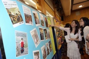 Photos 3/4:Students share their internship experiences through the display panels.