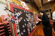 Photos 3/4:Students share their internship experiences through the display panels.