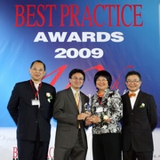 Head of Public Affairs of The Hong Kong Jockey Club June Teng (2nd from right) receives the Best Practice Award.