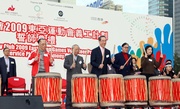 Photos 4/5 Chairman of the Agency for Volunteer Service Lee Jark Pui, Club Chairman Dr John C C Chan, Chief Secretary for Administration Henry Tang, Chairman of the 5th East Asian Games Planning Committee Timothy Fok and Director of Leisure & Cultural Services Betty Fung joined in the drum performance as a way of thanking the volunteers for their time and energy during the Games.

