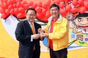 Director of the Institute of Digestive Disease at CUHK, Professor Joseph J Y Sung presents souvenir to Club Steward Dr Donald K T Li.