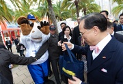 Photos 1 to photo 5 The Club's equestrian ambassador presented a commemorative gift bag to the Chief Executive Donald Tsang when he passed by the Club's booth (Photo 1 and 2). Some officiating guests of the Expo's opening ceremony, including Secretary for Development Carrie Lam (photo 3), Under Secretary for Transport and Housing Yau Shing-mu (photo 4) and HKBPE ambassador Sharen Tang (photo 5), were also invited by the equestrian ambassador to visit the Club's booth.