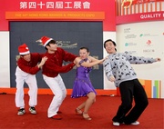 Photos 3, 4 and 5 Two organisations funded by the Club's Charities Trust present special performances, including break dancing by TWGHs Jockey Club Tin Shui Wai Integrated Services Centre (photo 3) and Latin dance (photo 4), popping dance and singing (photo 5) by SkyHigh Creative Partners. 

