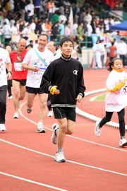 Photo 5, 6, 7 Five Club running teams comprising some 50 employees and students of the Apprentice Jockeys' School participate in the run, echoing the Club's commitment to promote sports and care for the community.
