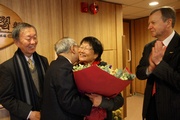 Photos 6/7/8/9: Club Chairman Dr John C C Chan presents Professor and Mrs Kao with flowers and two pairs of chopsticks carved with their names. In return, Professor Kao gave Dr Chan a booklet about his exhibition 