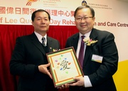 Chairman Designate of The Hong Kong Society for Rehabilitation, Benny Cheung, presents a souvenir to Club Steward Dr Donald K T Li.