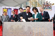 HKU Chancellor and HKSAR Chief Executive Dr the Hon Donald Tsang lays the first stone of the new campus with a replica trowel with jade decorations, reprising former Governor Sir Frederick Lugard's laying of the foundation stone of the Main Building a hundred years ago.