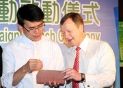 Club Chief Executive Officer Winfried Engelbrecht-Bresges (right) and Secretary for the Environment Edward Yau study the environmentally-friendly brick.