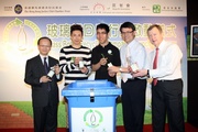 Club Chief Executive Officer Winfried Engelbrecht-Bresges (1st from right), Secretary for the Environment Edward Yau (2nd from right), Chairman of Hong Chi Association Owen Chan (1st from left), Campaign Ambassador Louis Cheung (2nd from left) and Hong Chi Association trainee Allan Chan (centre) officiate at the launch ceremony of the Glass Bottle Recycling Campaign.