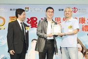 The Club's Executive Director, Charities, Legal & Corporate Secretariat, Douglas So (centre) and Jockey Club Early Psychosis Project Director Eric Chen (left) present a souvenir to cartoonist Zunzi (right).