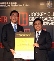 Hong Kong International Film Festival Society Chairman Wilfred Wong (right) presents a certificate of appreciation to the Club's Executive Director, Charities, Douglas So.

