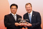 Club Chief Executive Officer Winfried Engelbrecht-Bresges (right) presents a souvenir to Mayor of Guangzhou Wan Qingliang (left).