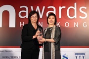 Photo 2: Club!|s Head of Human Resources Operations Christina Chan (right) receives the !Best Employer Branding Award!L from the award sponsor.