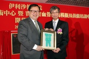 Club Steward Dr Donald K T Li (left) receives a souvenir from Kowloon Central Cluster Chief Executive / QEH Chief Executive Dr Hung Chi-tim (right).


