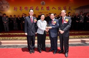 Heung Yee Kuk Chairman Lau Wong-fat (2nd from right), Vice Chairmen Lam Wai-keung (1st from left) and Cheung Hok-ming (1st from right) jointly present a souvenir to Club Steward Dr Rita Fan Hsu Lai Tai (2nd from left).

