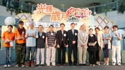 The Hong Kong Jockey Club's Executive Director, Charities, William Y Yiu (6th from right) presents souvenirs to guests of the event including Vice-Chairman of Social Service and the Healthy & Safe City Committee of Sai Kung District Council, Stanley Tam (6th from left); Centre Manager and Principal Nutritionist of the Centre for Nutritional Studies at The Chinese University of Hong Kong's School of Public Health, Dr Mandy Sea (4th from right); her colleague at the Centre for Nutritional Studies, Instructor Forrest Yau (5th from left); and guest artistes.