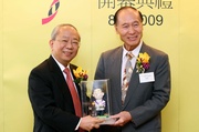Chairman of SAHK Dr Ho Hin Hung (right) presents a souvenir to Club Chairman John C C Chan. The souvenir is a pottery figure of Mr Chan made by a patient suffered from stroke.

 
