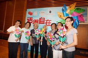 Photos 4/5: A group of elderly people who have participated in CDSMP have formed an "alumni association" with the aims of helping others through experience sharing. The Hong Kong Jockey Club's Executive Director, Charities, William Y Yiu (centre); The Salvation Army's Officer Commanding, Lt-Colonel Samuel Pho (2nd from left) and CADENZA Project Director Professor Jean Woo (2nd from right) witness its establishment.
