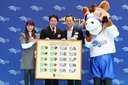 Club Executive Director of Corporate Development Kim Mak (2nd from right) presents a full set with all the 20 designs of sweepstakes to Chairman of Yau Tsim Mong District Council Chung Kong-mo (2nd from left) and Acting District Officer of Yau Tsim Mong District Alison Lo (left).