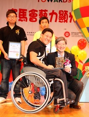 A representative of all participating rehabilitation organizations presents souvenir to the Club's Executive Director of Charities, William Y Yiu.
