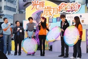 Dr Samuel Ho, Associate Professor of Department of Psychology at The University of Hong Kong (2nd from left), and artistes Stephy Tang, Eric Suen and Vincent Wan introduce three techniques to prolong feelings of happiness: savouring, gratitude and contribution to others.