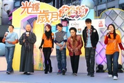 The Venerable Sik Hin Hung (2nd from left) teaches guests and artistes how to practice walking meditation.