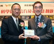 Chairman of The Hong Kong New Generation Cultural Association Wong Chi-ming (left) presents a souvenir to the Club's Executive Director, Charities, Legal & Corporate Secretariat, Douglas So (right). 