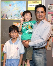 Photos 7/8/9: Two children from the Kwan's family also won the competition. 9-year-old Matthew (Photo 7 left) invented a road safety system by using gel and silicon as crash barrier to minimize the damage caused in traffic accidents. His 5-year-old brother, John (Photo 7 centre) also won creative drawing prize. They enthusiastically introduced their inventions to the Club's Executive Director, Charities, Legal & Corporate Secretariat, Douglas So (Photo 8 right). 