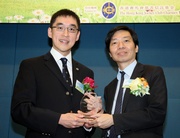 The Club's Executive Director, Charities, Legal & Corporate Secretariat, Douglas So (left), presents souvenir to Hong Kong Society for the Aged Vice Chairman Dr Edward Leung (right).

