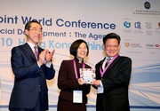 Hong Kong SAR Chief Secretary Henry Tang (left) and 2010 Joint World Conference Organising Committee Chairperson Christine Fang (centre) present souvenir to United Nations Under-Secretary General for Economic and Social Affairs Sha Zukang (right).