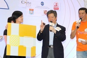 Dr Mong Hoi-keung, Road Safety Council Member and Chairman of the Institute of Advanced Motorists Hong Kong (centre) teaches the public correct usage of road facilities.