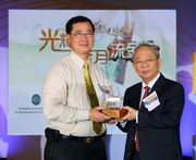 Club Chairman Dr John C C Chan presents souvenir to Central & Western District Council Vice Chairman Stephen Chan.